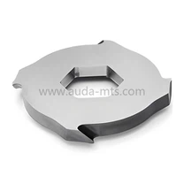 Skartovaný nůž používaný při recyklaci